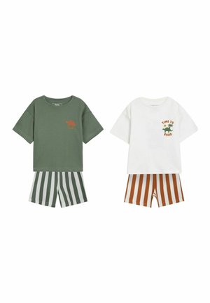 Chemise verte à manches courtes avec impression de dinosaure, associée à un short rayé vert ; chemise blanche avec "Il est temps de rugir" et short rayé marron.