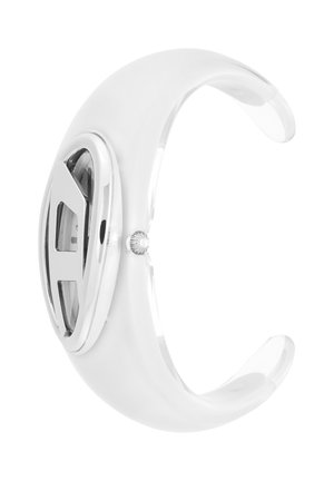 Weißes Uhrenarmband mit silbernem ovalem Zifferblatt und minimalistischem Design, seitliche Krone zur Zeiteinstellung, offenes gebogenes Armband.