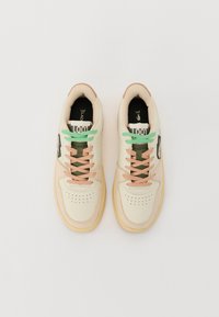 Sneaker in pelle bianca con lacci verdi e pesca, design perforato, suole in tonalità beige e un'etichetta nera all'interno.