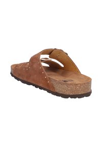 Sandalia abierta de ante marrón con correa ajustable, plantilla de corcho y suela negra texturizada, vista en ángulo para mostrar los lados interior y exterior.