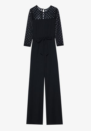 Salopetă neagră cu un corset structurat, mâneci lungi din dantelă și curea largă. Include un brâu la talie pentru un aspect elegant.