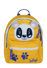Zaino in tessuto giallo con design a faccia di panda, dettagli ricamati, una tasca anteriore con zip e accenti di impronte di zampe viola.