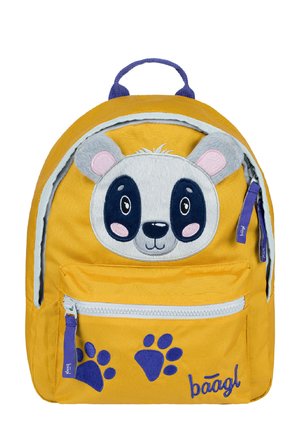 Zaino in tessuto giallo con design a faccia di panda, dettagli ricamati, una tasca anteriore con zip e accenti di impronte di zampe viola.