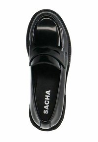 Zwarte gepatineerde leren instapschoenen met een ronde neus, een frontstrap detail, contrasterende stiksels en een zwarte binnenvoering met witte logotekst.