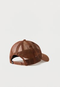 Καφέ αθλητικό καπέλο με δίχτυ, ρυθμιζόμενο λουρί με κουμπί snapback και στερεό καμπυλωτό γείσο, εμφανιζόμενο από πίσω σε λευκό φόντο.