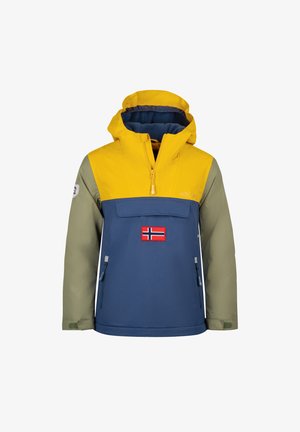 Anorakjacke mit einer gelben Kapuze und dem oberen Teil, einem blauen Hauptkörper, grünen Ärmeln und einem norwegischen Fahnenpatch auf der Vorderseite.