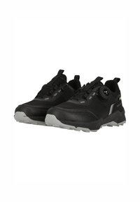 Svarta träningsskor med överdel i mesh och syntetmaterial, med en grå gummisula, snabb snörningssystem och en cirkulär justeringsknapp på sidan.