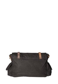 Borsa in tela nera con dettagli in pelle marrone, chiusura a patta e tasche laterali. Presenta dettagli di cucitura e una forma rettangolare.