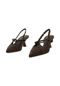 Zapatos de tacón slingback de ante marrón con punta afilada, un diseño de tirante curvado y un pequeño tacón de bloque. Textura suave con un detalle mínimo.