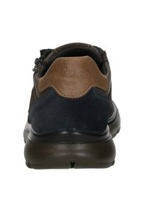 Bruine en marineblauwe suede en leren sneaker met een gestructureerde afwerking, voorzien van een ronde hak en een rits aan de achterkant.