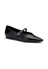 Zapato plano de cuero negro con punta afilada, correa ajustable y detalle de hebilla metálica. Textura suave y tacón bajo.