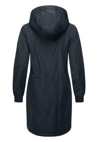 Marinblått vattentätt långt överfall med huva, elastiska ärmslut och dragsko i midjan för justerbar passform. Slät textur och minimalistisk design.