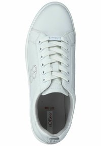 Sneaker bianco con lacci, caratterizzato da una tomaia in pelle liscia, punta rotonda, soletta in schiuma morbida e un logo discreto sul lato e sulla linguetta.
