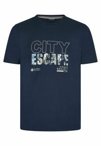 Navyblauwe katoenen T-shirt met korte mouwen, met grote witte en blauwe tekst "CITY ESCAPE" en "URBAN SOCIETY" prominent gedrukt op de voorkant.