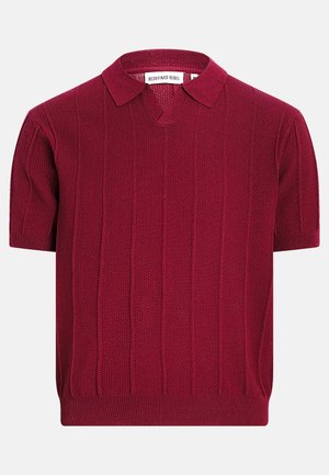 Kortærmet, tekstureret vinrød strikket poloshirt med krave og ribkant, vist på en ensfarvet lys baggrund.