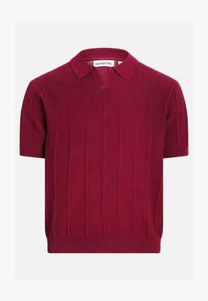 Polo en maille bordeaux à manches courtes, texturé, avec col et ourlet côtelé, présenté sur un fond uni clair.