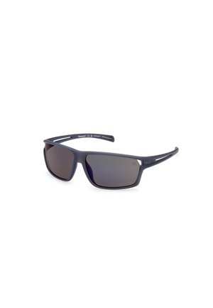 Lunettes de soleil rectangulaires avec une monture en plastique navy mate et des verres foncés dégradés. Présente des branches épurées avec des accents découpés pour un design moderne.