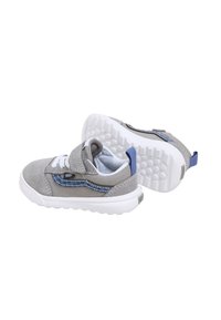Sneakers grigi in suede con suole bianche, caratterizzati da una striscia di accentuazione blu e chiusura con lacci. Suola testurizzata per una migliore aderenza.