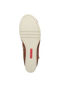 Scarpa marrone con suola in gomma testurizzata e a motivo. La suola color crema presenta un battistrada a zigzag e un accento del logo rosso.