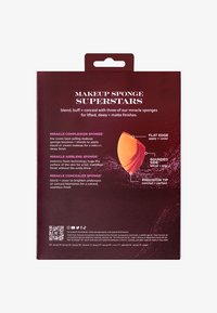 Set di spugne per trucco con tre spugne: arancione con bordo piatto, lato arrotondato e punta di precisione, confezionate in una scatola rosso scuro con dettagli testuali.