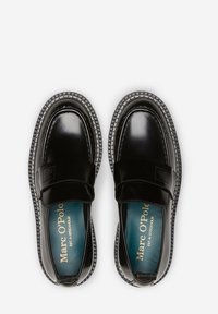 Mocassins en cuir verni noir avec une finition lisse, un empeigne rembourrée et des coutures contrastantes le long de la semelle. Logo embossé sur la bande supérieure.
