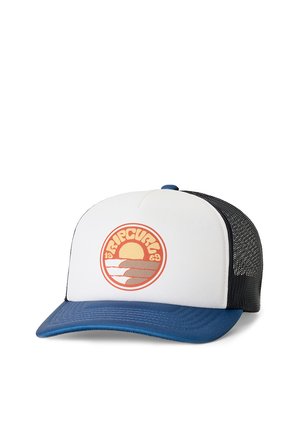Gorra trucker blanca y azul con malla negra en la parte trasera y un logotipo redondo naranja de Rip Curl que muestra olas y una puesta de sol en el panel frontal.