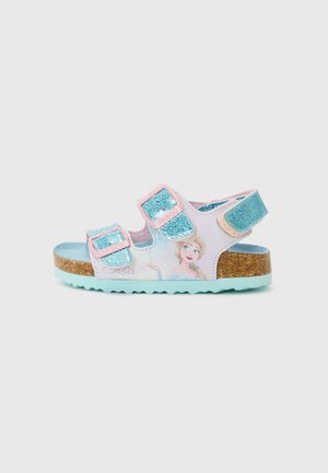 Roze en blauwe sandalen met glinsterende accenten, gespen en een kurken zool. Kenmerkt zich door een karakterprint aan de zijkant, gestructureerde banden en een lichtblauwe basis.