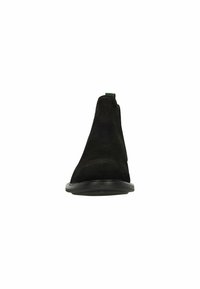Zwarte nubuck enkellaars met een ronde punt en een gladde zwarte zool. Voorzien van elastische zijpanelen en een kleine groene hieltab.
