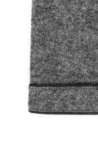 Grauer Wollstoff mit feiner, lockiger Textur und schwarzem genähtem Rand entlang der unteren und mittleren Abschnitte.