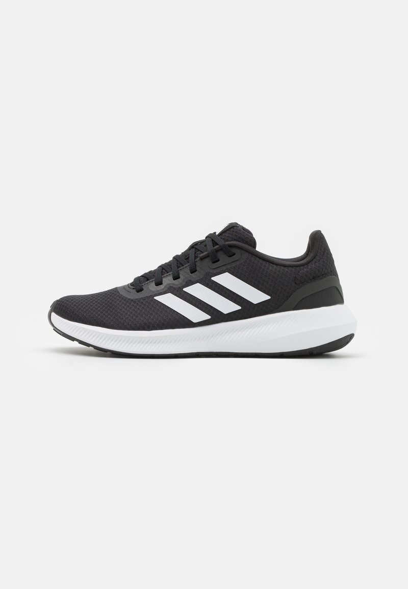 Scarpa da ginnastica nera con tomaia in rete, design a tre strisce bianche sul lato, collo imbottito e suola intermedia bianca per l'ammortizzazione.
