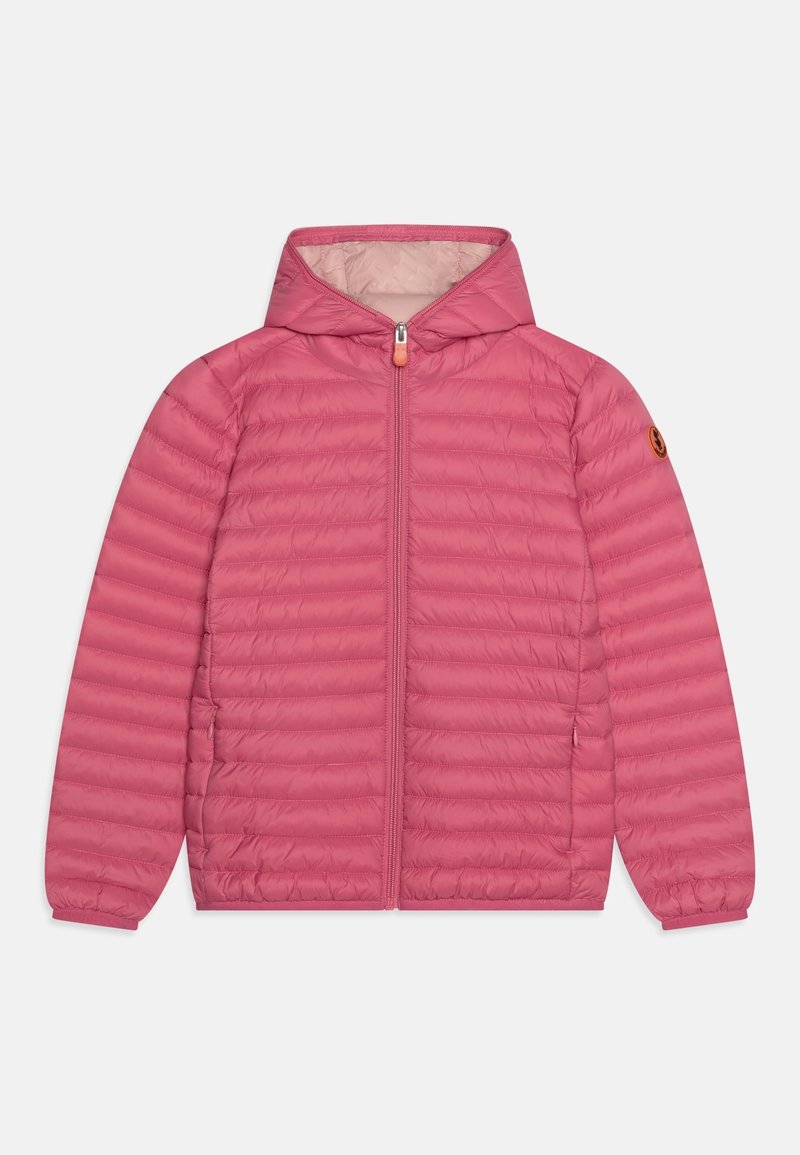 Veste matelassée légère rose avec capuche, fermeture éclair complète à l'avant, poignets élastiques et petite écusson rond sur la manche gauche.