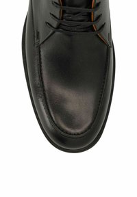 Zwart leren dresschoenen met een gladde afwerking, ronde neus en subtiele stiknaad. Voorzien van zwarte veters en een contrasterende oranje accent.