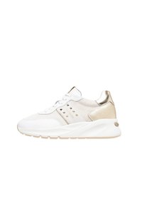 Baskets de sport blanches avec une tige en maille et en cuir, accents dorés au niveau du talon, et éléments de design cloutés sur le côté. Semelle légère.