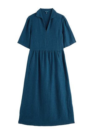 Plava midi haljina s V-izrezom na ovratniku, kratkim rukavima, naglašenim strukom i opuštenim A-krojem na bijeloj pozadini.