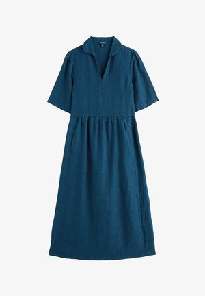 Plava midi haljina s V-izrezom na ovratniku, kratkim rukavima, naglašenim strukom i opuštenim A-krojem na bijeloj pozadini.