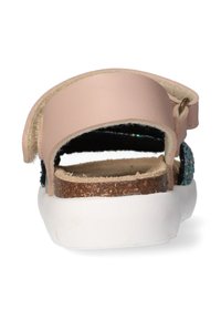 Bageste udsigt af en sandal med en pink syntetisk rem, korksål og en hvid gummibund med farverige accenter.