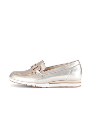 Mocassins argentés métalliques avec un accent boucle beige, bout rond, et semelle blanche avec un design rayé subtil. Texture en cuir lisse.