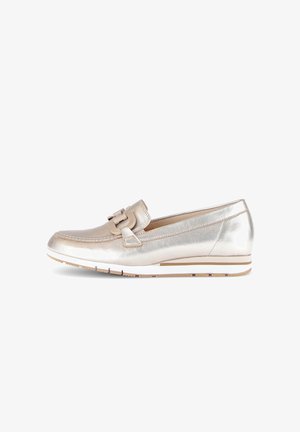 Metallic zilveren loafers met een beige gespaccent, ronde neus en een witte zool met een subtiel gestreept ontwerp. Soepele lederen textuur.