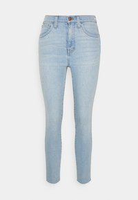 Fato de ganga ajustado de cor azul clara, com cintura alta, design de cinco bolsos e bainhas desfiadas nos tornozelos. Lavável à máquina.