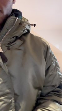 Πράσινη νάιλον ζακέτα με ψηλό γιακά, μπροστινό φερμουάρ και ρυθμιζόμενα κορδόνια. Διαθέτει υφασμάτινη επιφάνεια και εσωτερική καρό επένδυση.