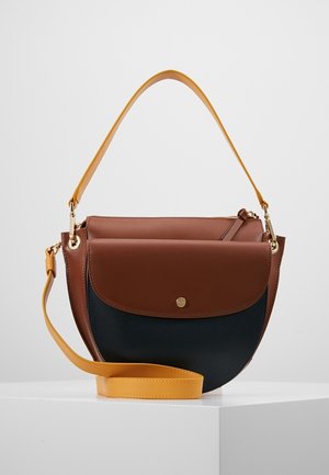 Bruine en zwarte leren crossbodytas met gele verstelbare schouderriem en voorvak met klep en knoopsluiting.