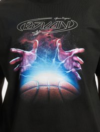 Svart T-skjorte med grafikk av to hender som strekker seg mot en lysende basketball, med en kosmisk bakgrunn og detaljerte teksturer.