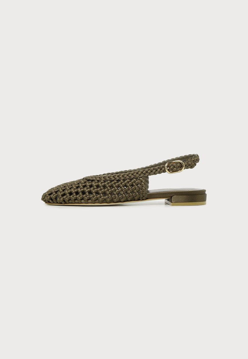 Chaussure slingback plate tissée vert olive avec un petit talon carré et une bride à boucle dorée réglable.
