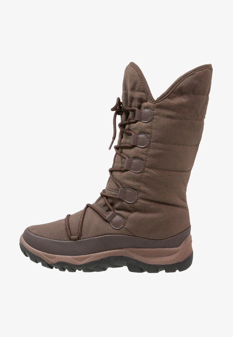 Brązowy zimowy but z wyściełanym materiałem górnym, sznurowanym przodem i elastyczną gumową podeszwą. Posiada wysoki, zwężający się fason oraz teksturowane akcenty.