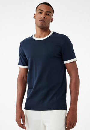 Marineblauwe T-shirt met korte mouwen, voorzien van een contrasterende witte geribbelde kraag en mouwboorden, gemaakt van een gestructureerde stof.