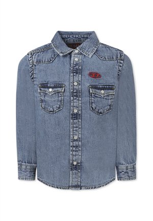 Camicia di jeans azzurro chiaro con maniche lunghe, bottoni a pressione, due tasche sul petto e una patch con logo rosso in alto a sinistra.