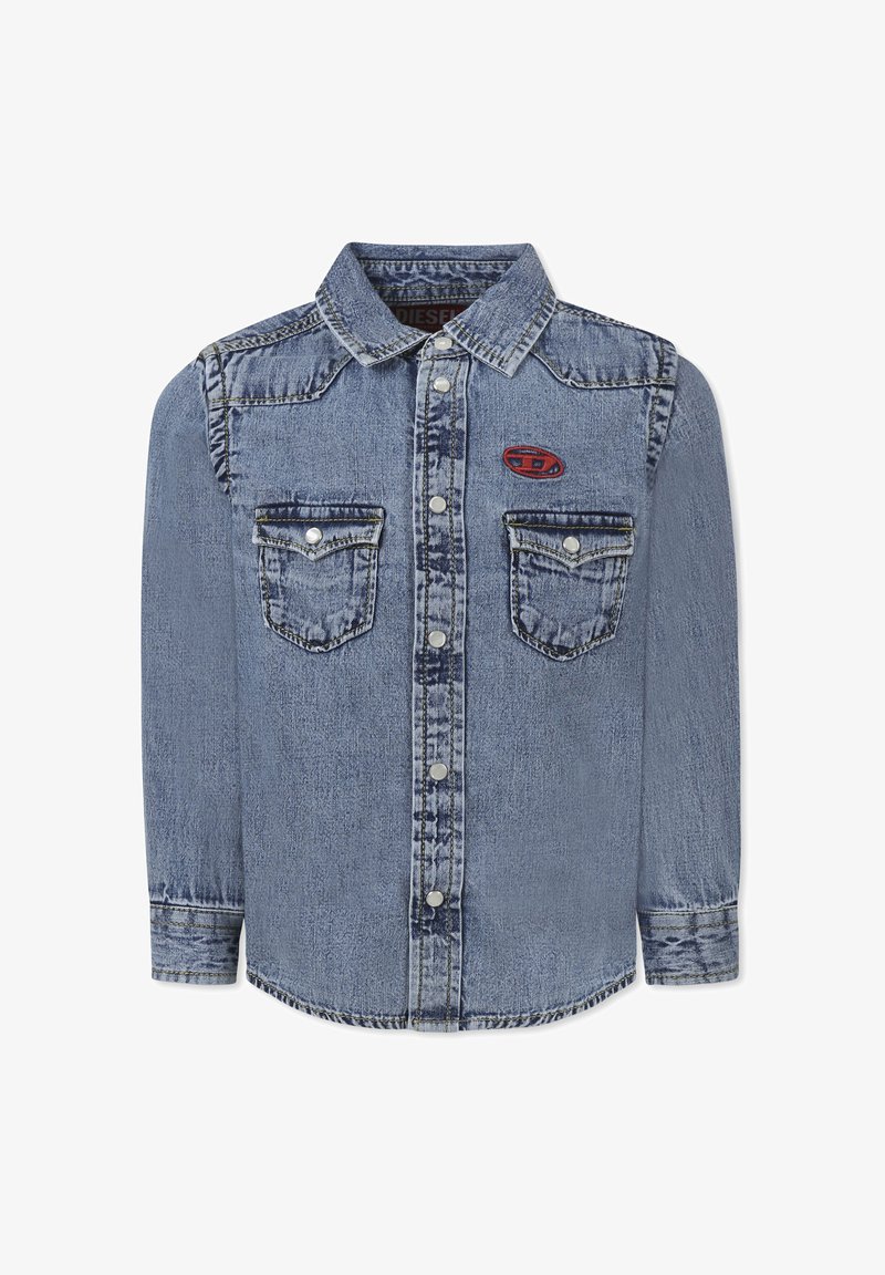 Camicia di jeans azzurro chiaro con maniche lunghe, bottoni a pressione, due tasche sul petto e una patch con logo rosso in alto a sinistra.