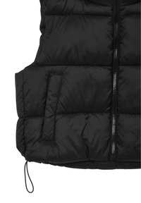 Gilet matelassé noir avec un design en losanges, doté d'une fermeture éclair à l'avant, d'une poche insérée et d'un cordon de serrage à l'ourlet. Surface texturée.