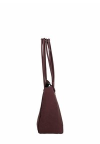 Bolso de mano de cuero burdeos con forma triangular, que presenta dos asas largas y una superficie texturizada. Parte superior abierta con el interior visible.