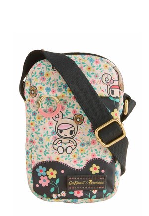 Lille blomster-crossbodytaske med sort justerbar rem, tegneseriefigur med donut-ører og Cath Kidston x tokidoki logo-patch.